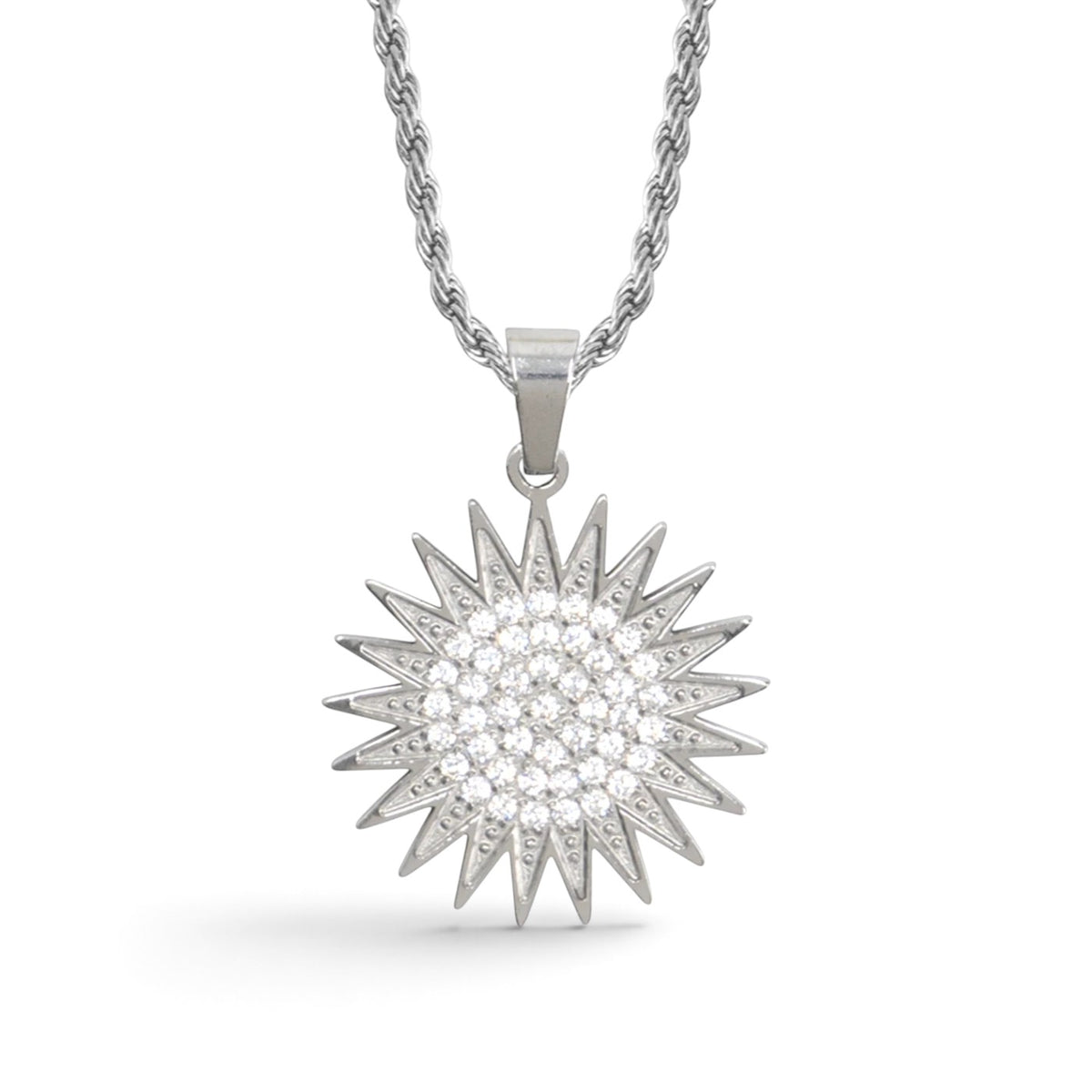 Collier Kurdistan Guerrier homme plaqué argent, pendentif soleil kurde à 21 rayons avec zircons clairs, chaîne corde, gros plan du pendentif sur fond blanc