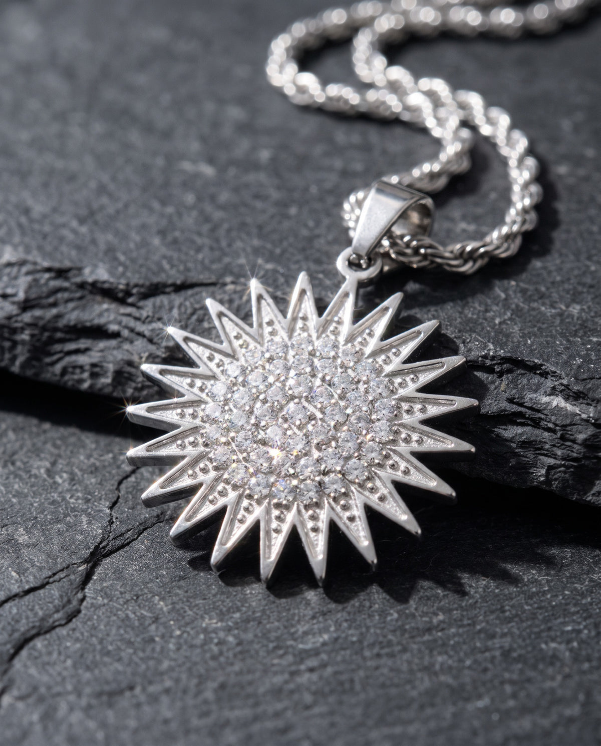 Collier Kurdistan Guerrier homme plaqué argent, pendentif soleil kurde à 21 rayons avec zircons clairs, chaîne corde, macro du pendentif et des zircons