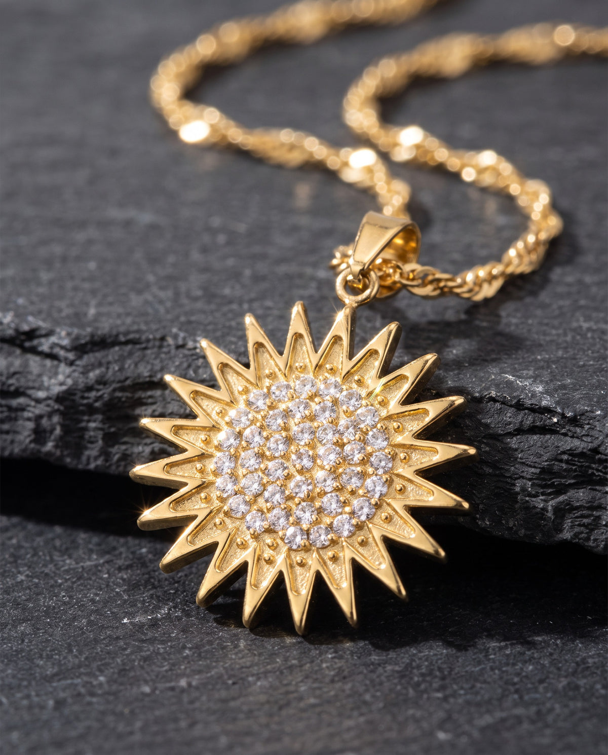 Kurdistan necklace for women in 18K gold, Kurdish sun pendant with 21 rays and clear zirconia, fine wave chain, macro of the pendant and the zirconia stones