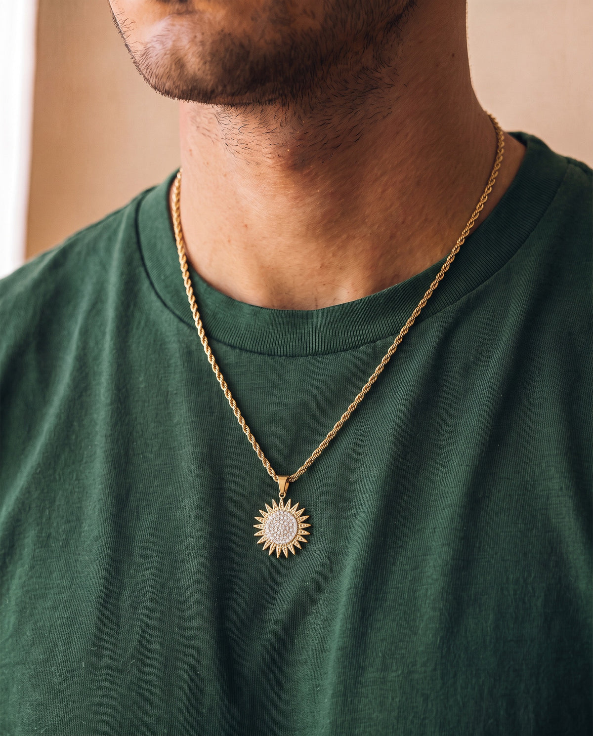 Kurdistan necklace for men in 18K gold, Kurdish sun pendant with 21 rays and clear zirconia, rope chain, worn on the neck by a second model