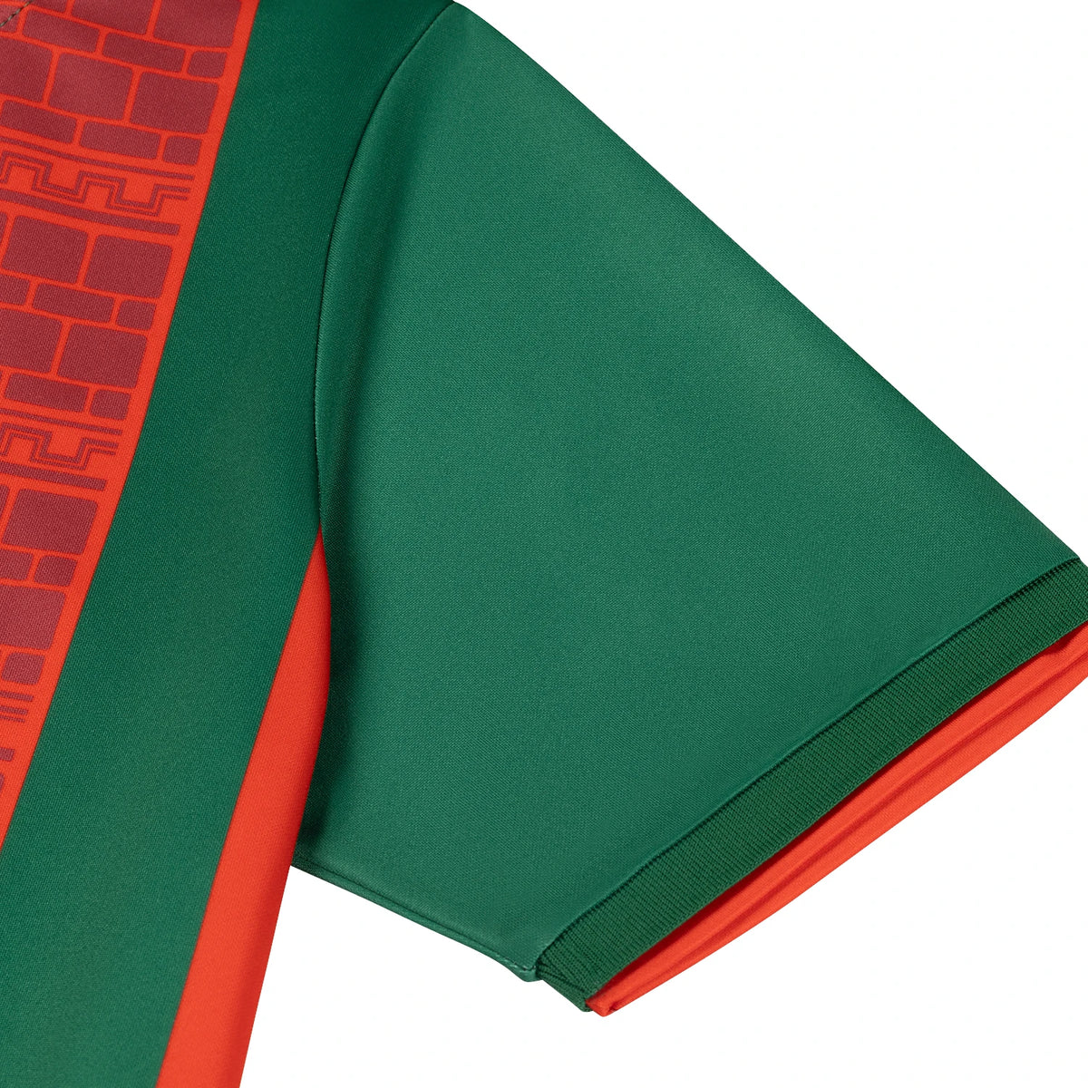Gros plan de la manche verte à liseré rouge du maillot Amed Kurdistan domicile, design supporter de la capitale du Kurdistan